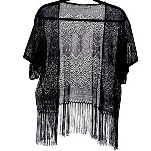☕️
 black short sleeve shrug w/ fringe